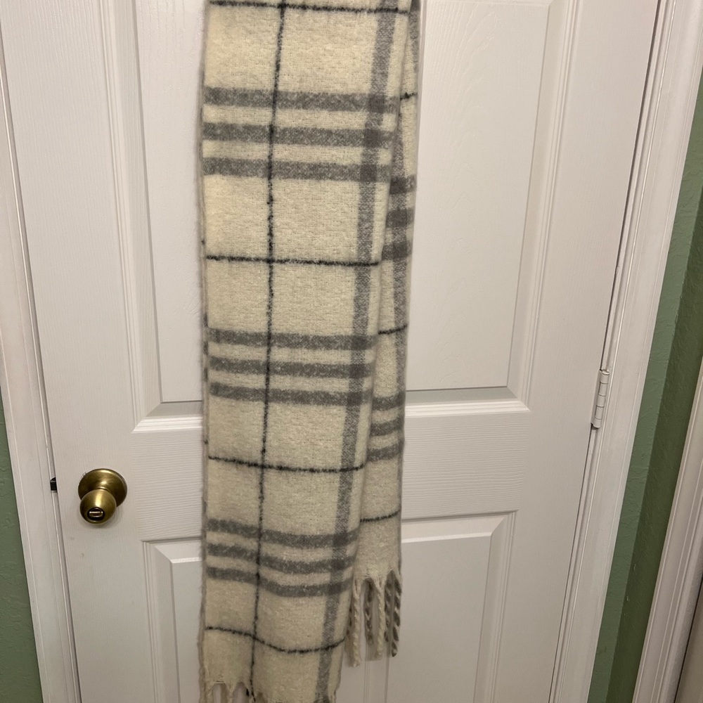American Eagle/Aerie -Long extra wide scarf